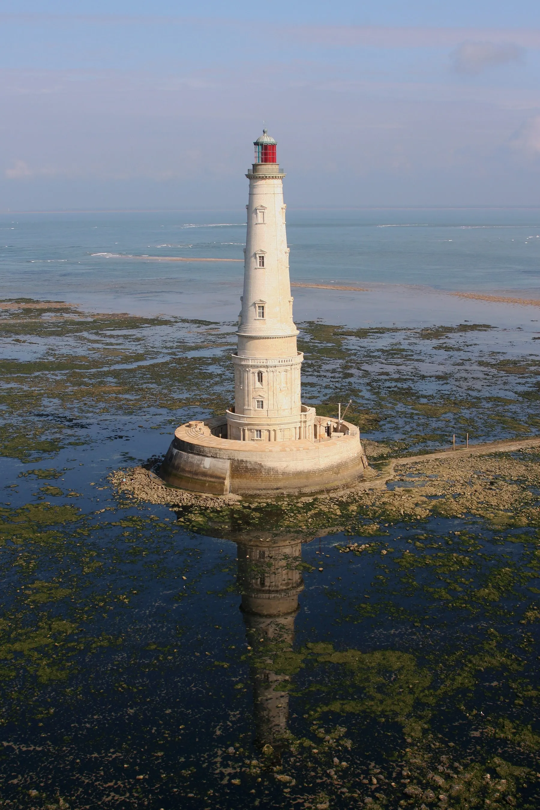 Le phare de Cordouan à marée basse, à l'embouchure de l'estuaire de la Gironde